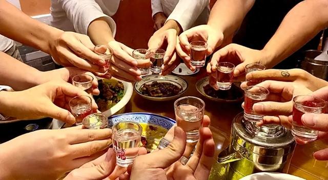 酒桌座位有多讲究？建议男人：记住“4种座次”，免得乱坐惹人烦