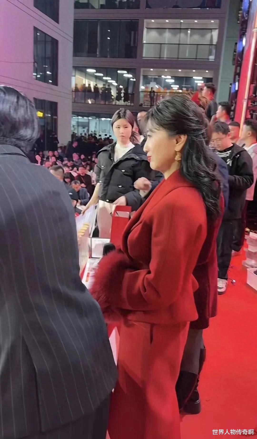 赵雅芝现身郭有才公司开业典礼,皱纹多好老,郭有才却激动到手抖