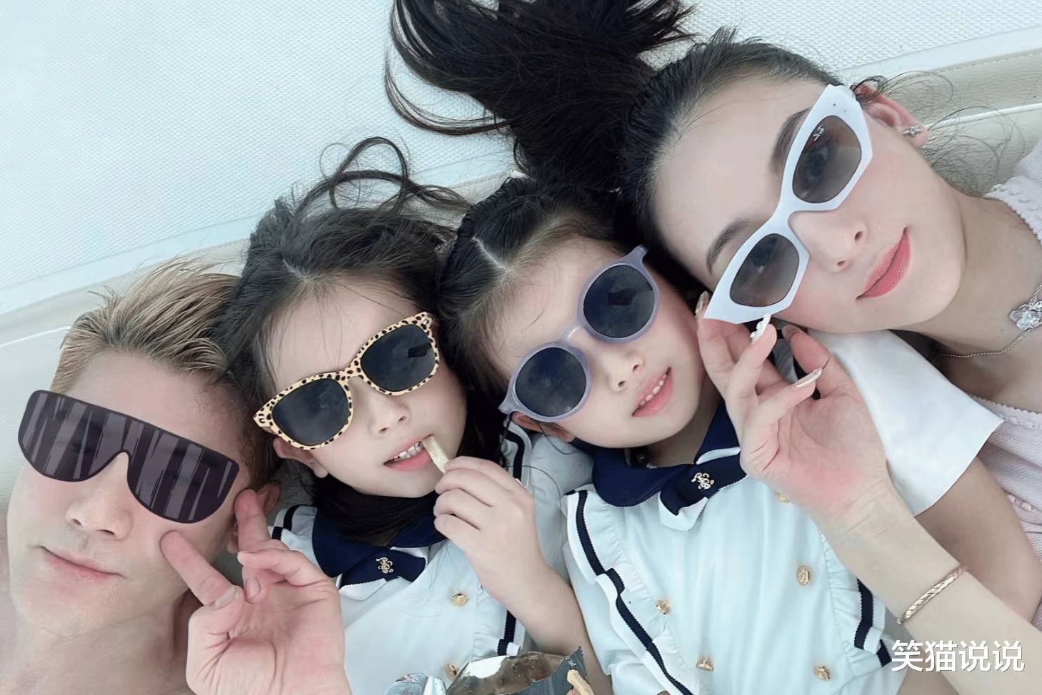 方媛晒全家福，郭富城陪妻子女儿出海游玩，一家四口合照好温馨