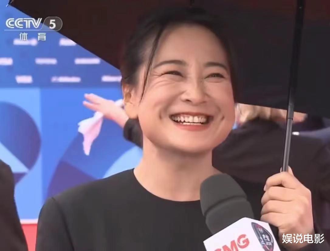 奥运会开幕式上的华人明星,杨紫琼夫妇观看开幕式,贾玲灿笑不已