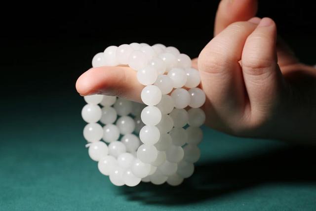 如何挑选高品质的玉石手串？从颜色到质地，全方位指导！