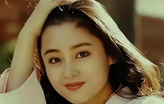 \大陆第一美人\陈红,让两大名导拜倒在石榴裙下,55岁活的像25岁