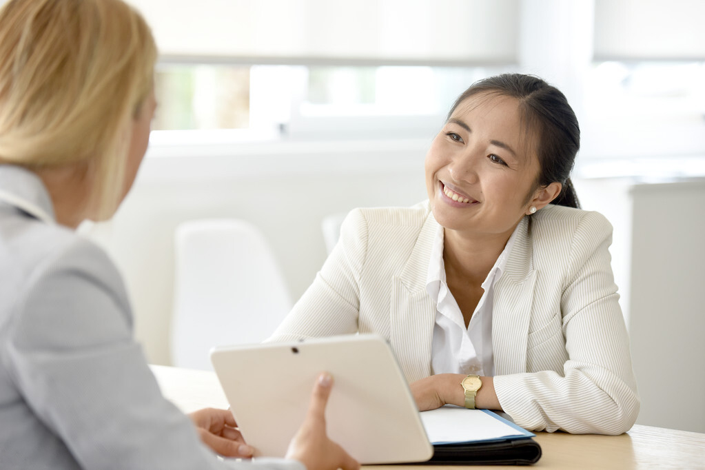 同事怀孕休产假,领导让我招一个人接替,六个月试用期结束时辞退