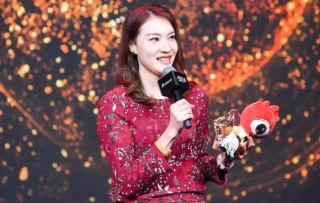 林丹能娶到谢杏芳真有眼光!穿睡衣风+西装阔腿裤,端庄又显气质