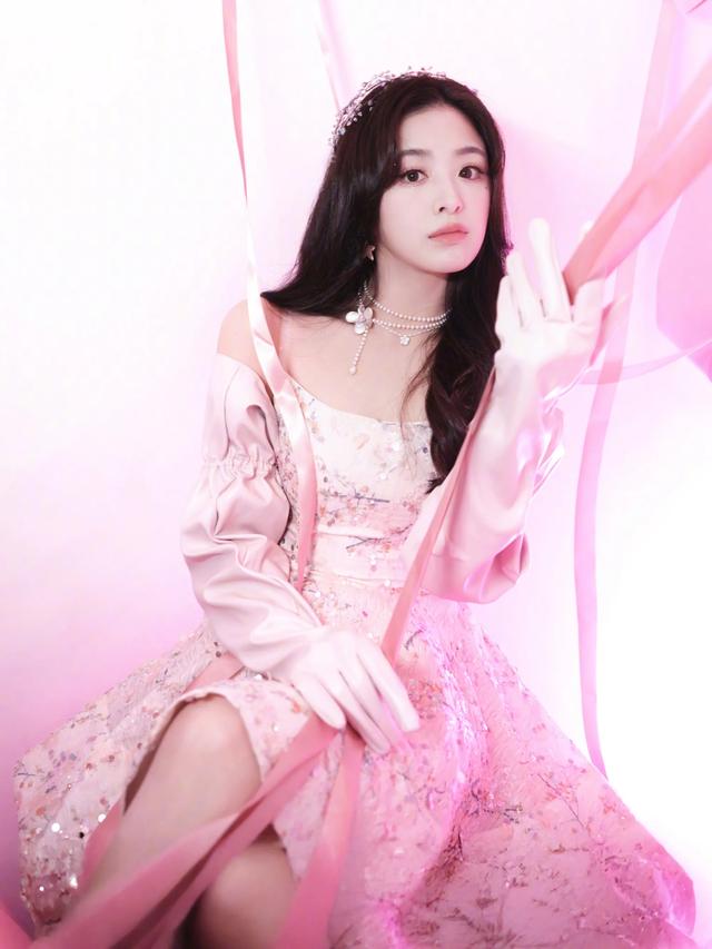 张含韵，粉粉的就还是当年那个韵宝宝