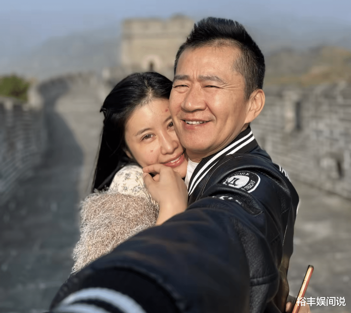 41岁李嘉明婚后生活一语成谶！小18岁娇妻再发动态：一次次红了眼