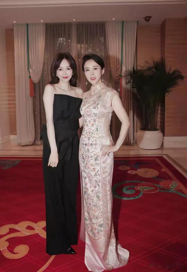 颜丹晨:知性高雅，端庄大方，妩媚多姿