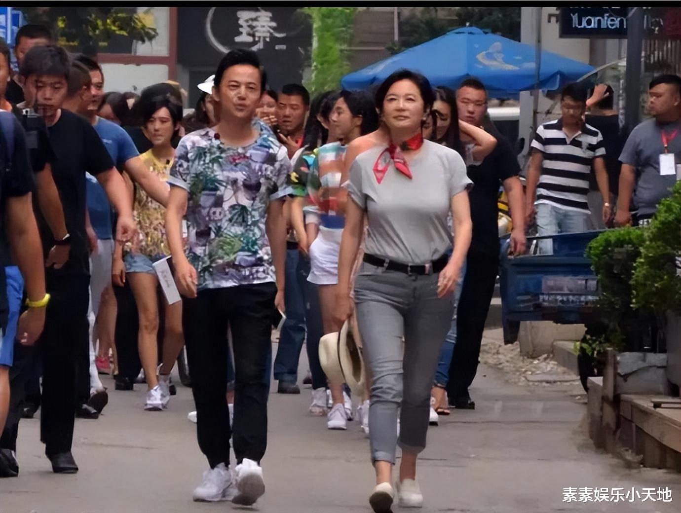 69岁林青霞被偶遇，素颜状态显衰老，主动握手亲和力非常好