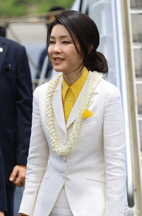 52岁韩国第一夫人出访，穿粉衣白裙扮嫩，一张“整容脸”更美了