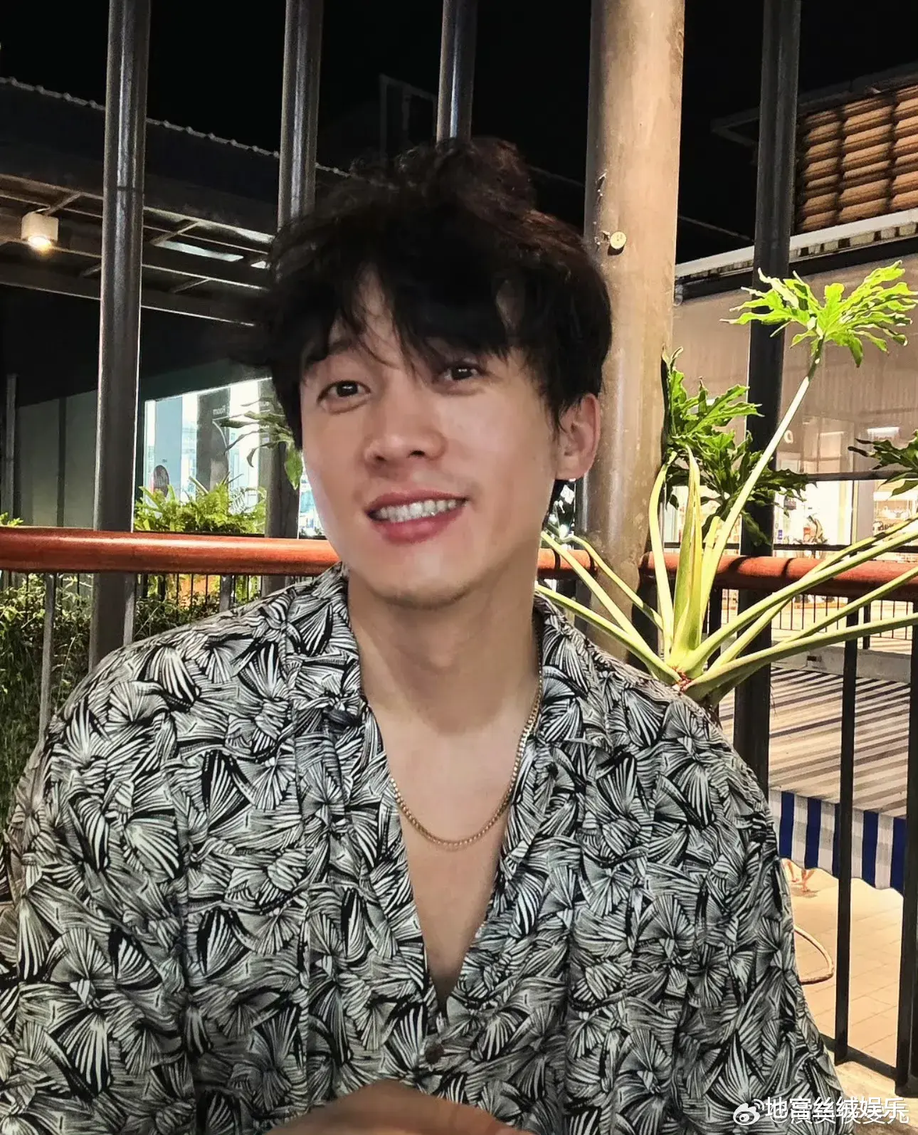 钟楚曦侯雯元旅游对比!她容光焕发,他精神涣散,网友:正常操作