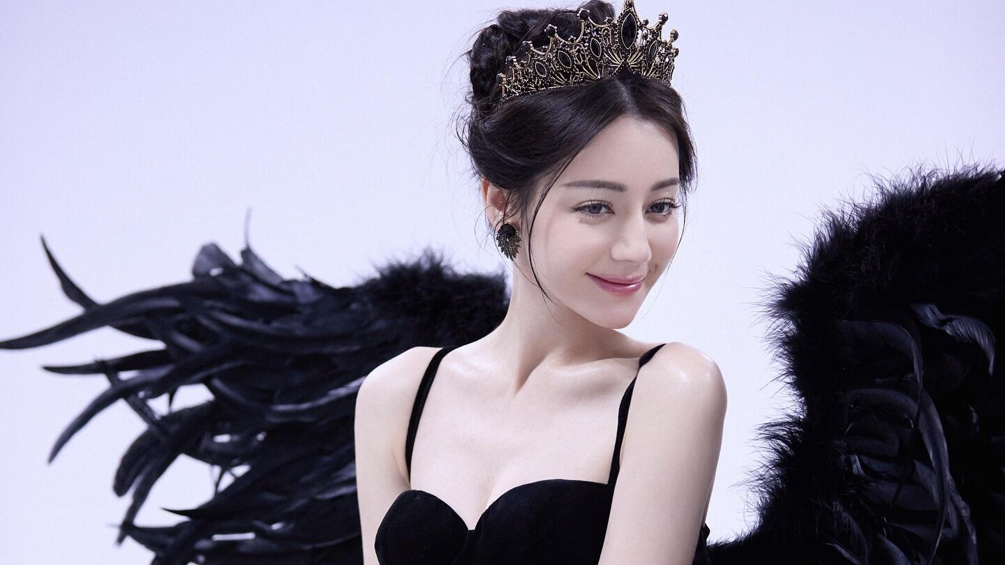 迪丽热巴黑金造型引爆国际时尚圈