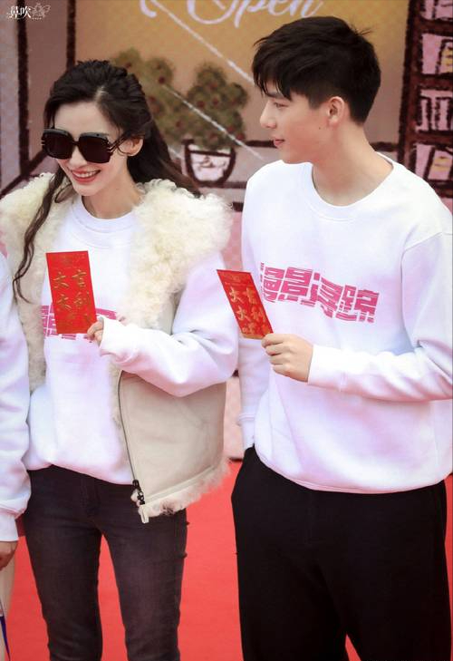 离婚三年,杨颖高调官宣,与小 9 岁奶狗的甜蜜合照流出