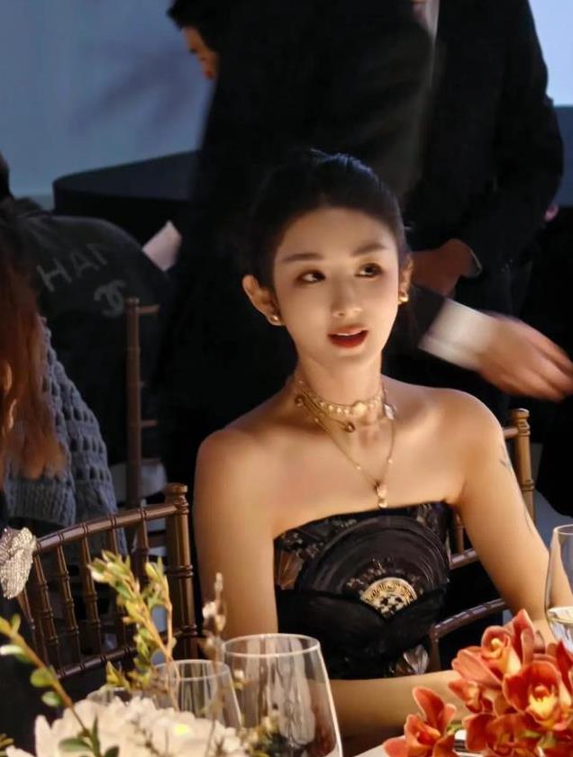 被罚13.4亿的薇娅要回来了？撞脸赵丽颖，高调参加香奈儿活动