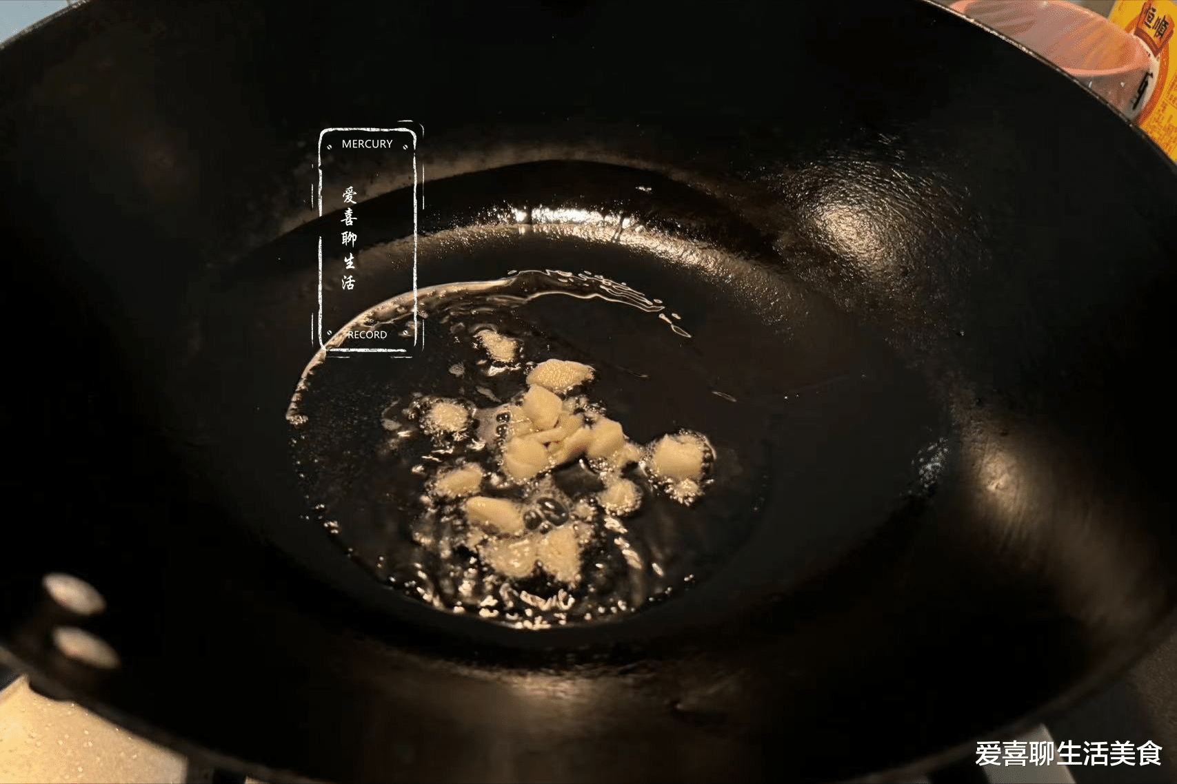 茄子直接炒就错了，难怪硬邦邦不入味，教你一招，香滑软嫩不吸油！