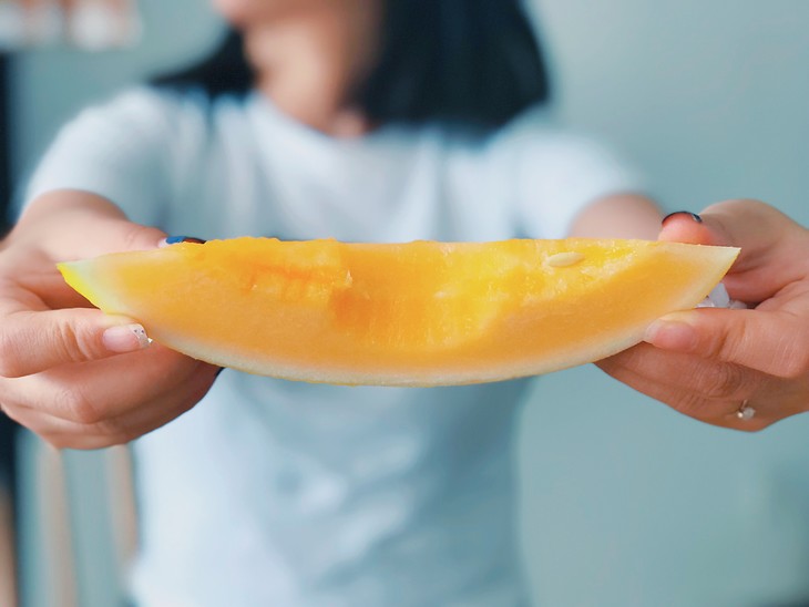 甜瓜不能“随便吃”？提醒：吃甜瓜也有禁忌，4类人能不吃就不吃