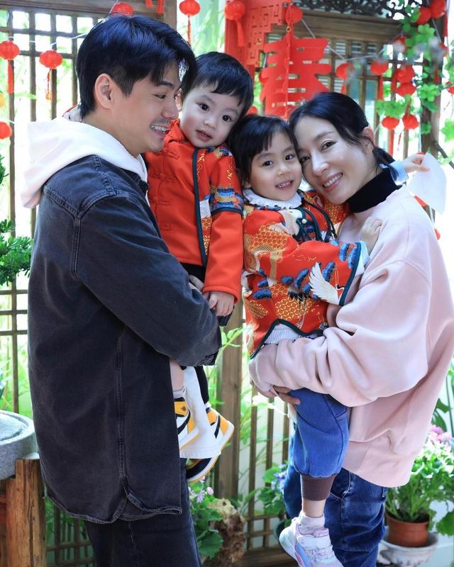 杨怡带娃看哆啦A梦展，2岁半儿子眼大大似混血儿，身高已赶上姐姐