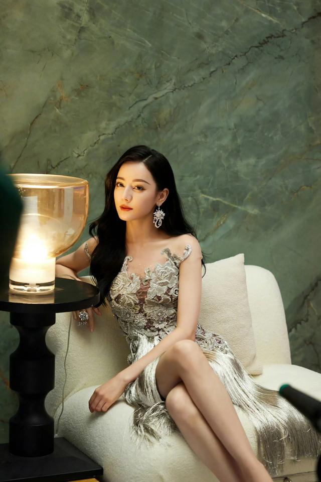 迪丽热巴，银色流苏惹人爱