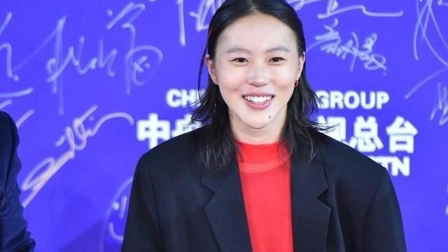 窦靖童终于穿得不奇葩，一身黑+红+齐肩卷发，气质不输妈妈王菲