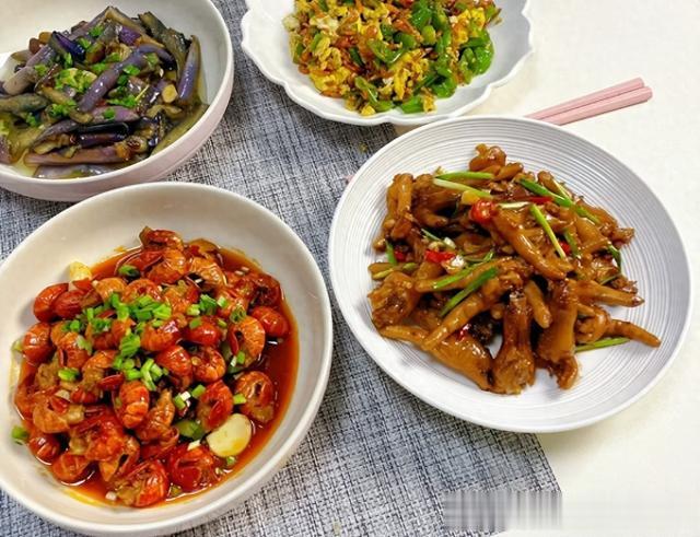 上海一家三口的晚餐的火了,一顿不超50元,网友:拒绝假精致