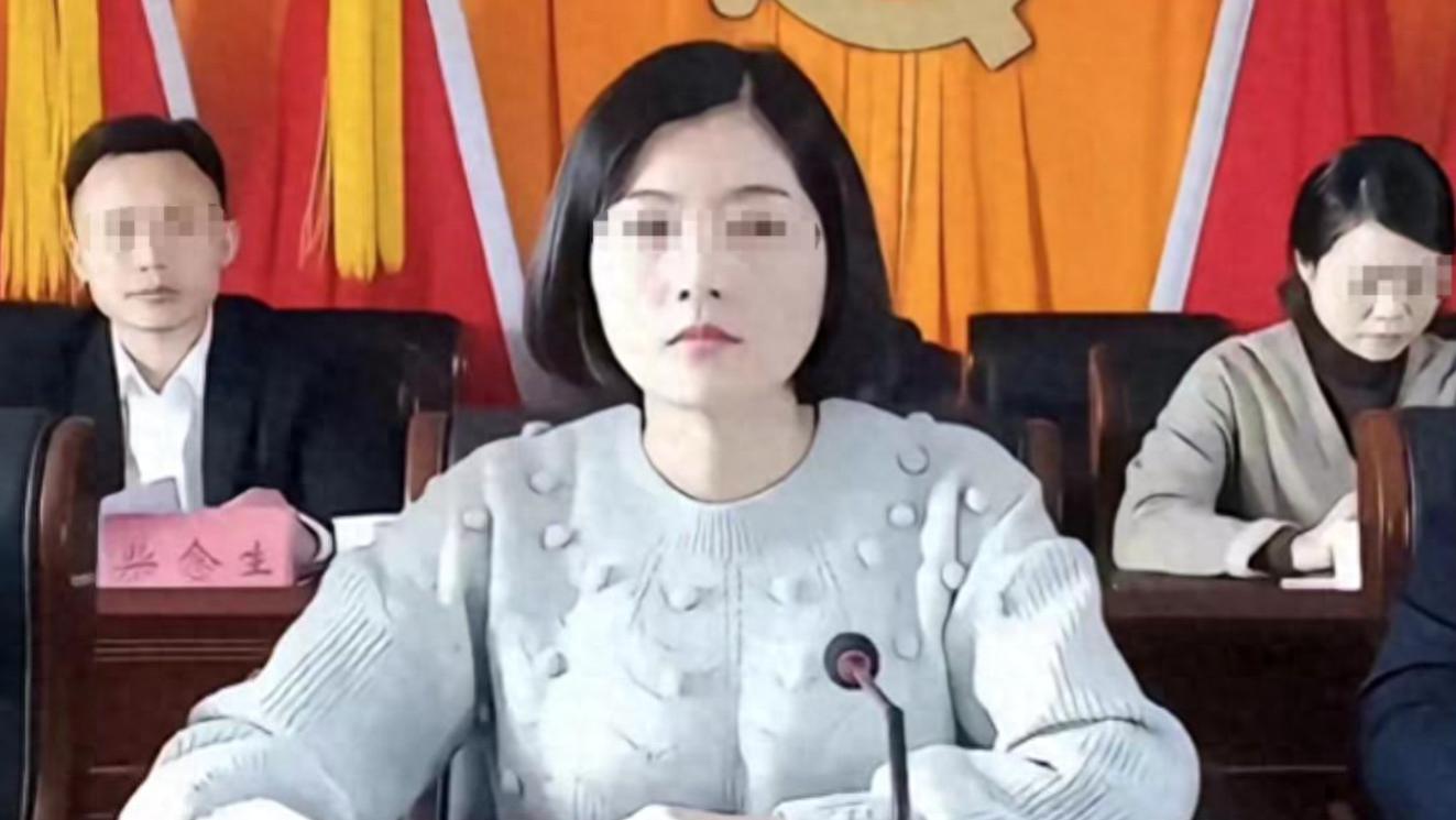 李佩霞毛奇曝更多亲密合影，两人形影不离