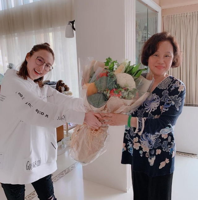 三太陈婉珍70大寿！时髦到像换了个人，三儿女热烈献吻女婿疑缺席