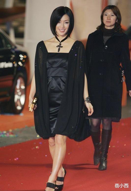 酒井法子终于剪了波波头短发,一身黑打扮亮相,看不出已经53岁了