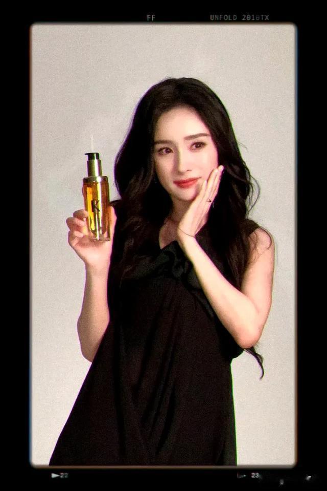 杨幂新时尚大片~ 被杨幂美到简直和呼吸一样简单