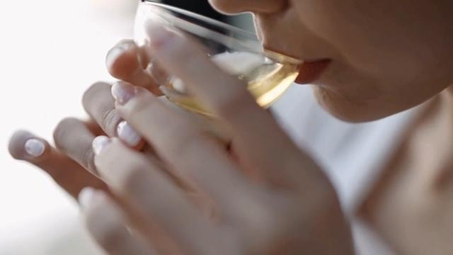 64岁大妈做美容,10个月花掉540万,老伴肺癌手术费都被花光