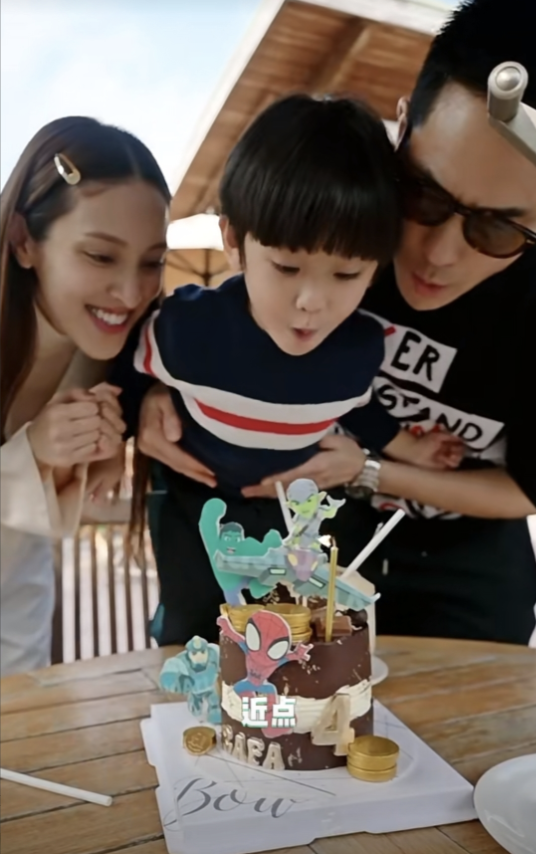 陈凯琳马来西亚参加活动,现场无滤镜视频本人又瘦又黑,幻灭了