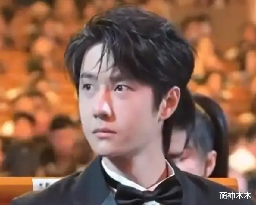 金鸡奖高清镜头下的明星：赵丽颖脱妆到脸泛油光，王一博鼻头发黑