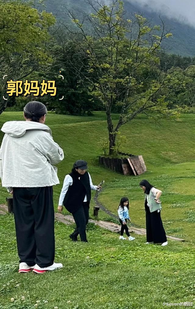 郭晶晶一家被网友偶遇，夫妻俩身材发福被调侃，霍启刚小肚腩抢镜