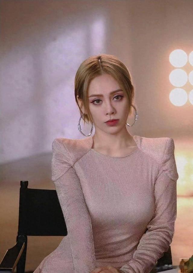 51岁宁静剪了短发气场很强，叶倩文的银发造型，50岁以上染发看这