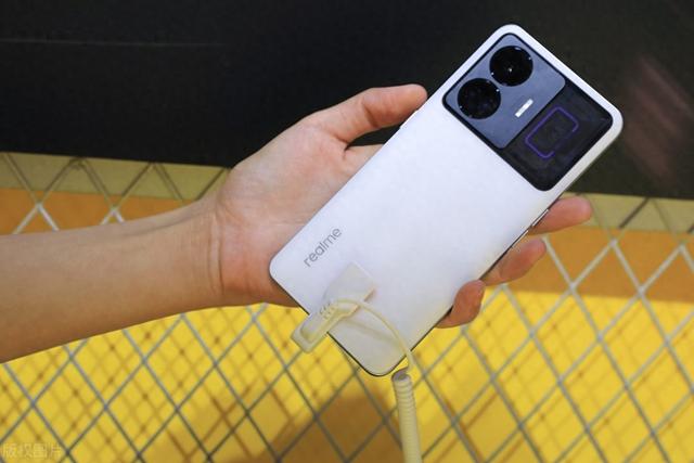 真我打算讓gt7pro潛望式鏡頭取消，做一款新的旗艦機？
