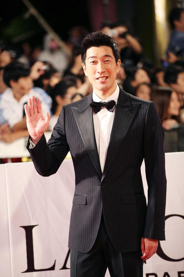 “爸爸基因”有多强大?父女俩共用一张脸,妈妈貌美如花也没用