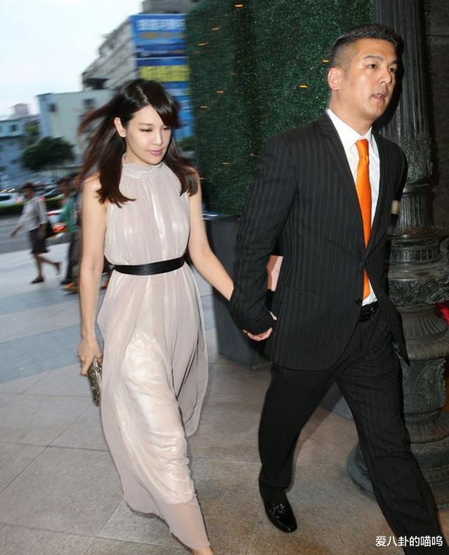 贾静雯与前夫已经和好，汪小菲与大S真应该学学，要闹也关起门闹