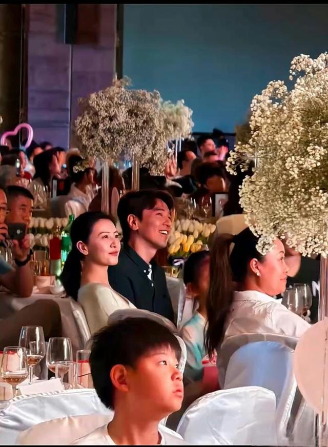 赵又廷夫妇参加好友婚礼,两人甜蜜对视\uD83D\uDCAF