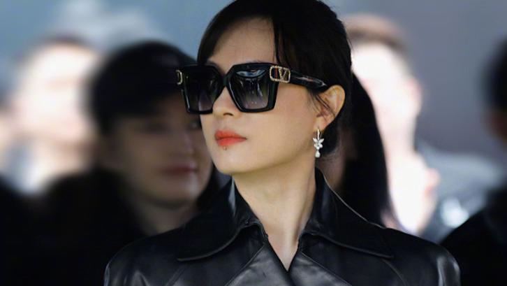 上海这一天，被“穿黑丝”的孙俪惊艳，凶相变福相，甩打针脸几条街