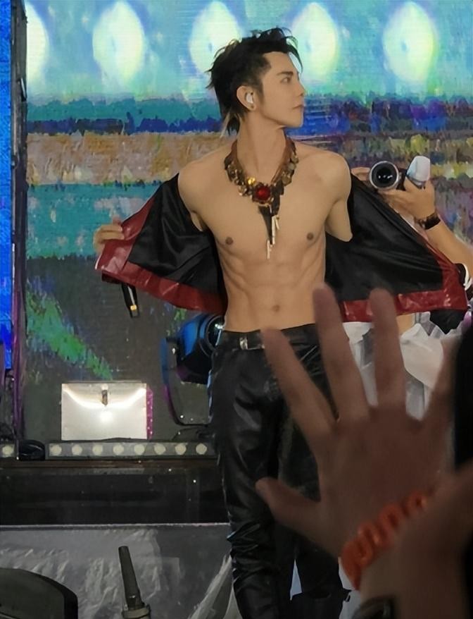 44岁潘玮柏胖至200斤,晒19岁时帅照,被罗志祥嘲笑:你就继续吃吧