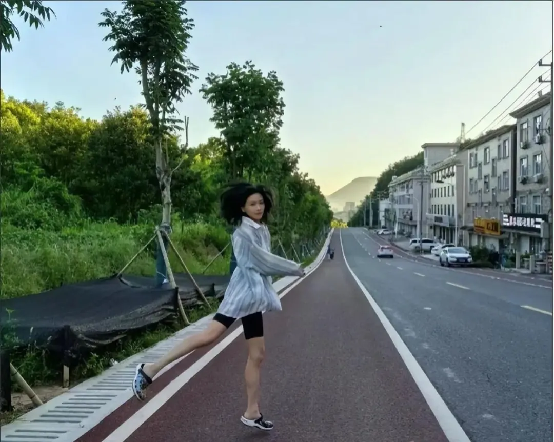 42岁万茜大清早晒运动照，睡眼惺忪头发飞舞，身材似18岁少女！