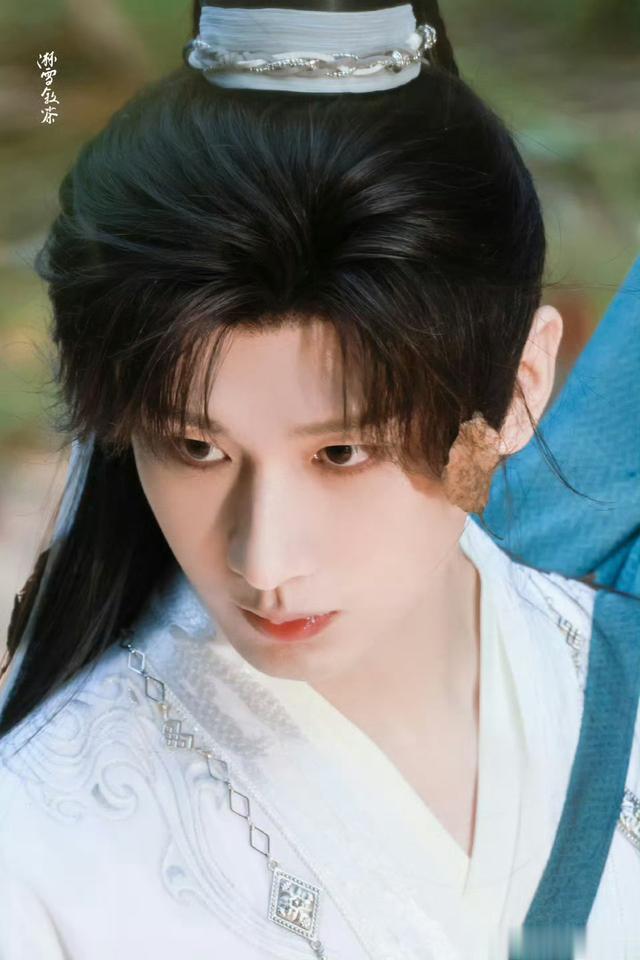 赢麻了！成毅平地摔素材疯传，粉丝：这波操作真猖狂！