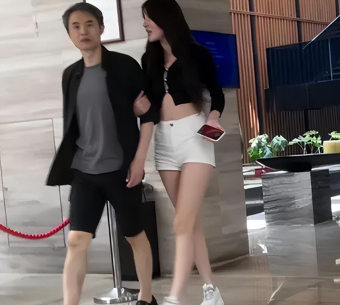 武大教授私生活糜烂,出轨、睡粉,前任是圈内女星,他迎来报应