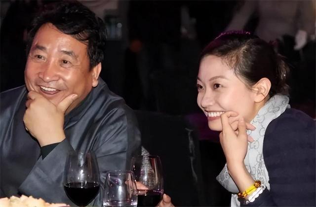 姜珊：被爸爸姜昆掐断明星梦，因一段相声被内涵，年近五十仍单身