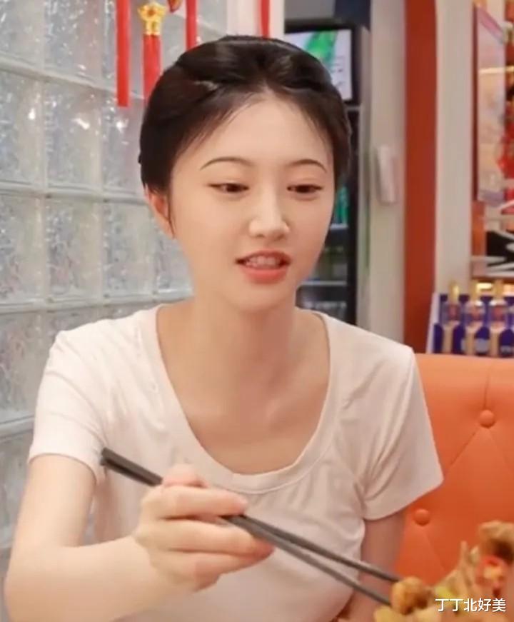 景甜剪了短发后无人能及,白T也能穿出女人味,人间水蜜桃不白叫