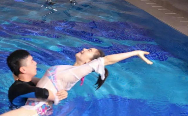 左小青还当自己是年轻姑娘了，这么拼不害羞