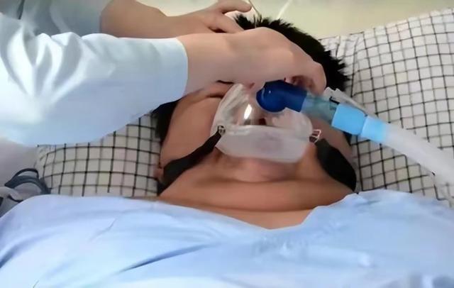 江西14岁男孩重达300斤，一顿能吃8碗饭，离世前痛哭：我要减肥