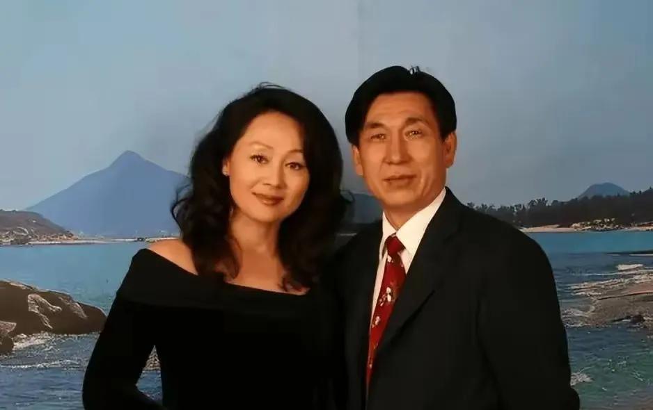 王姬喜迎姥姥新身份!女婿当红小生,亲家前央视《新闻联播》主播