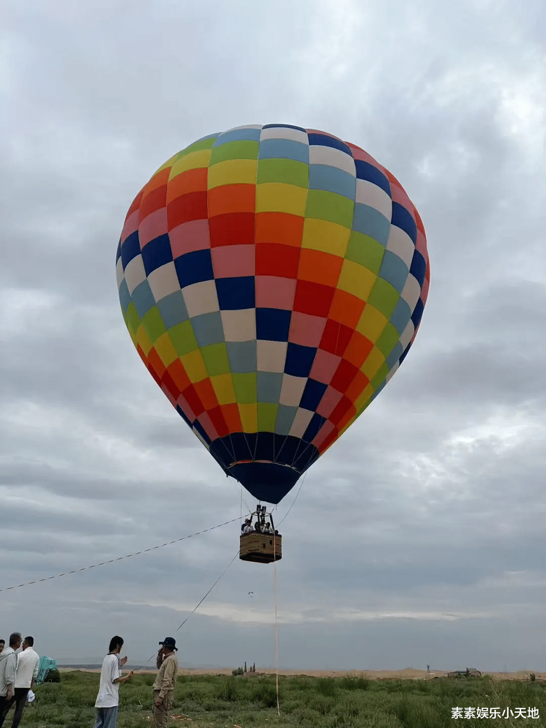蔡少芬一家人宁夏旅游,儿子爆炸头特可爱,母子坐在骆驼上拍照
