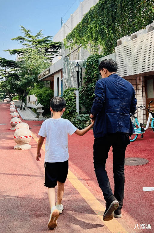 靳东妻儿度假，李佳与儿子挽手并肩而行，俩儿子身高疯长长腿抢镜