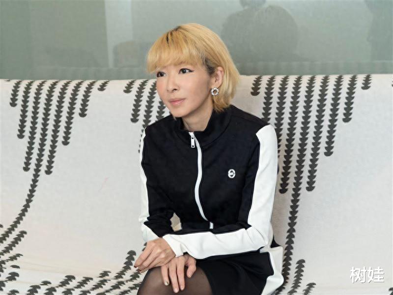 Makiyo公开大S头七聚会情况,忍泪喝香槟吃水果,小S变瘦仍很崩溃