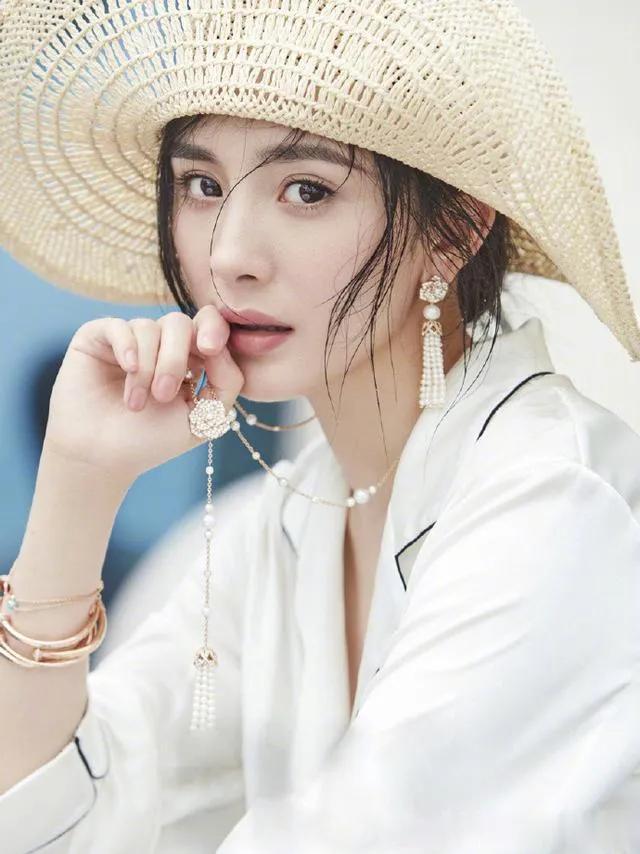 杨幂，夏日海边的清爽